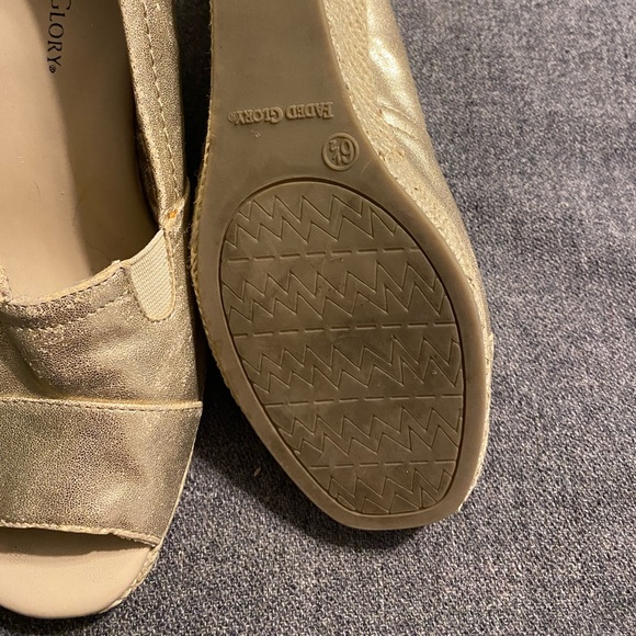 Gold metallic peep toe wedge - Picture 3 of 5